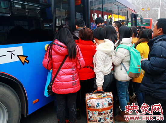 鄭州市金水路紫荊山公交樞紐站又現(xiàn)火爆場面。