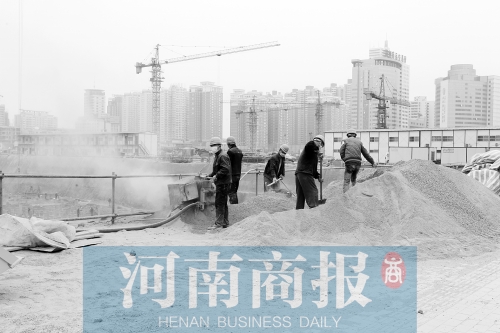 緯二路與東明路交叉口附近，一處工地上塵土飛揚(yáng) 記者 鄧萬(wàn)里/攝