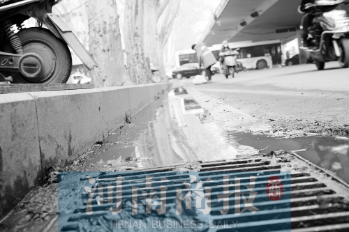 現(xiàn)場，污水流到了機動車道上