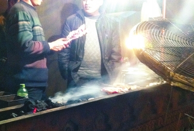 露天燒烤整夜煙熏火燎，路邊居民苦不堪言。