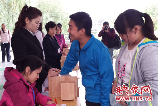 考生本人抽簽決定座號(hào)。