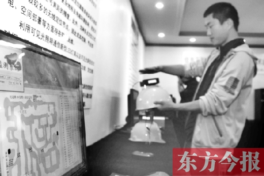 可見光通信技術應用展示會上，參觀者體驗新技術在采礦工具上的應用