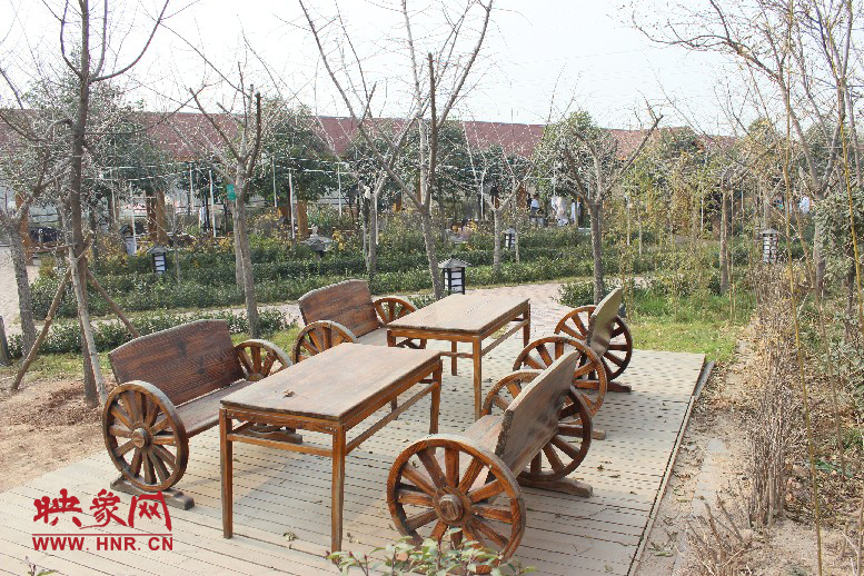 四五成群在這打牌，也是很有味道的一件事