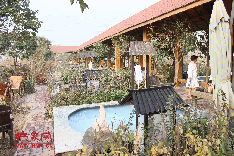 各種小溫泉池，溫度有高有低，每個池用料不同有各種功效