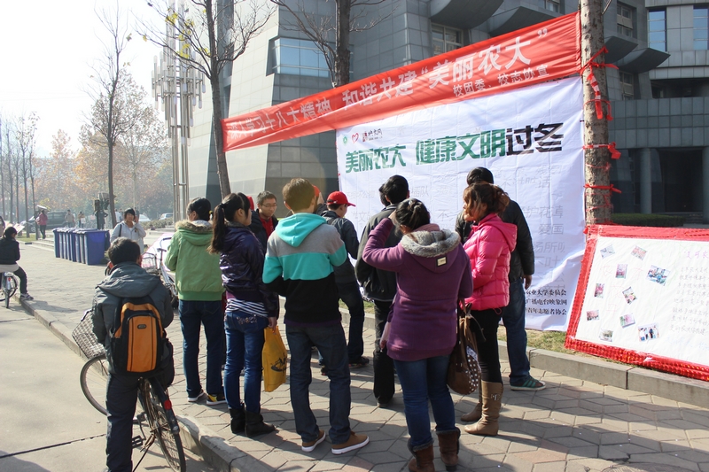 志愿者在現(xiàn)場布置場地 志愿者在現(xiàn)場布置場地