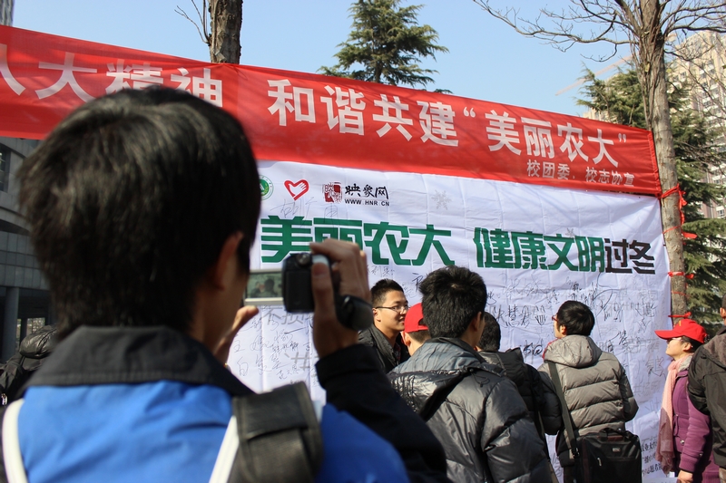 活動現(xiàn)場人潮涌動 活動現(xiàn)場人潮涌動