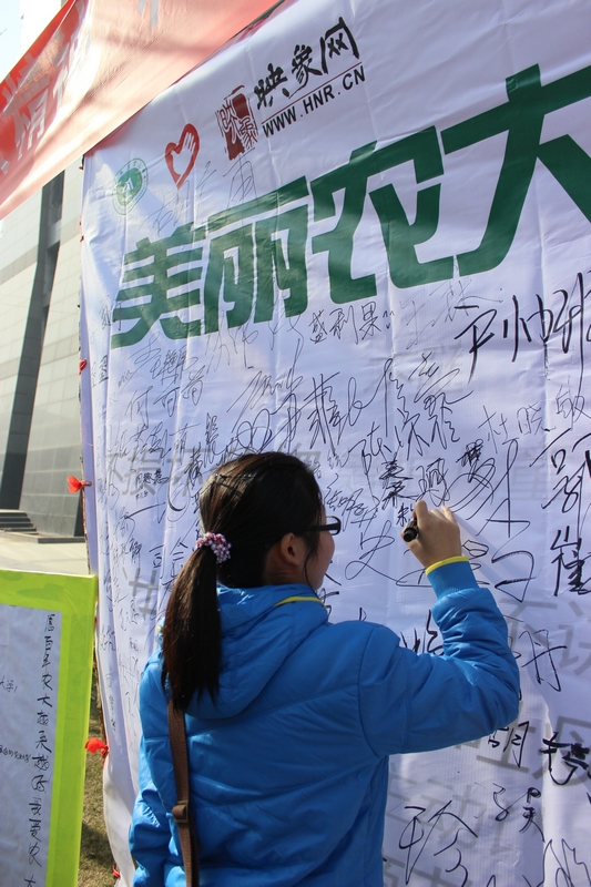 路過學(xué)生認(rèn)真簽名中 路過學(xué)生認(rèn)真簽名中