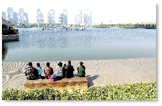 昨天中午，如意湖畔，在這樣的天氣曬太陽是一種享受。 記者 馬健 圖