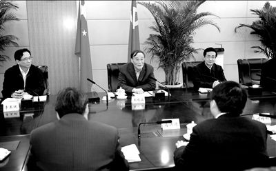 11月30日，中共中央政治局常委、中央紀(jì)委書記王岐山在北京主持召開座談會，聽取專家學(xué)者對黨風(fēng)廉政建設(shè)和反腐敗工作的意見和建議。新華社發(fā)