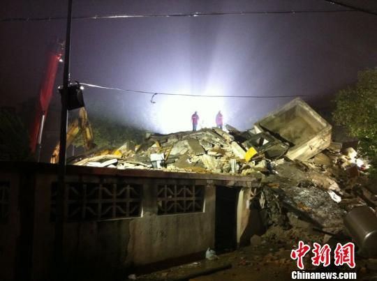 六層民房倒塌現(xiàn)場。何蔣勇　攝