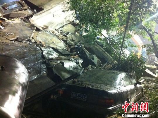 六層民房倒塌現(xiàn)場。何蔣勇　攝