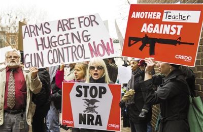 12月17日，華盛頓，示威者來到美國“全國槍支協(xié)會”在國會的說客辦公室表達控制槍支的訴求。