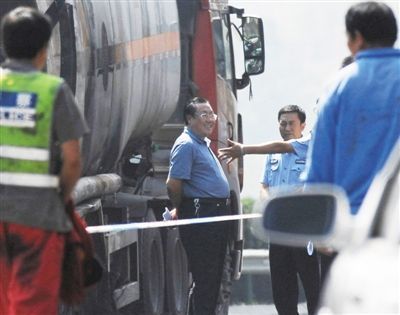 陜西“表哥”楊達(dá)才在車禍現(xiàn)場(chǎng)。資料圖 陜西“表哥”楊達(dá)才在車禍現(xiàn)場(chǎng)。資料圖