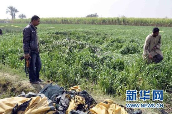 2月26日，在埃及旅游城市盧克索附近，當(dāng)?shù)匕踩藛T在發(fā)生熱氣球爆炸事故的現(xiàn)場(chǎng)查看。
