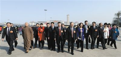 昨日，中國(guó)人民政治協(xié)商會(huì)議第十二屆全國(guó)委員會(huì)第一次會(huì)議在北京人民大會(huì)堂開(kāi)幕。這是全國(guó)政協(xié)委員走向人民大會(huì)堂。新華社記者 陳樹根 攝