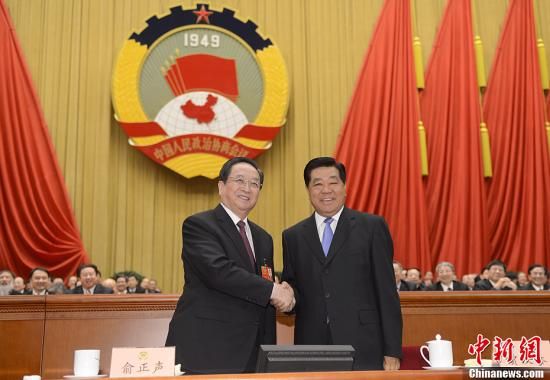 3月11日下午，全國政協(xié)十二屆一次會議在北京人民大會堂舉行第四次全體會議，俞正聲當選政協(xié)第十二屆全國委員會主席。圖為政協(xié)第十一屆全國委員會主席賈慶林和俞正聲握手，表示祝賀。中新社發(fā) 廖攀 攝