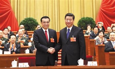 昨日，人大會議投票表決，決定李克強為國務院總理后，習近平和李克強親切握手。 新華社記者 蘭紅光 攝