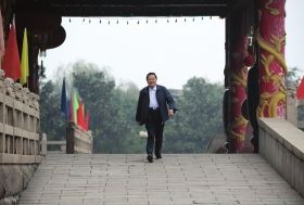2008年10月30日清晨，吳仁寶在村中散步時(shí)從華西金塔門前走過。圖/新華社