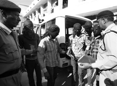 3月18日，印度中央邦，涉嫌輪奸瑞士女游客的男子被押往法庭。據(jù)悉，6名男子均面臨搶劫指控，其中4人面臨強奸指控。