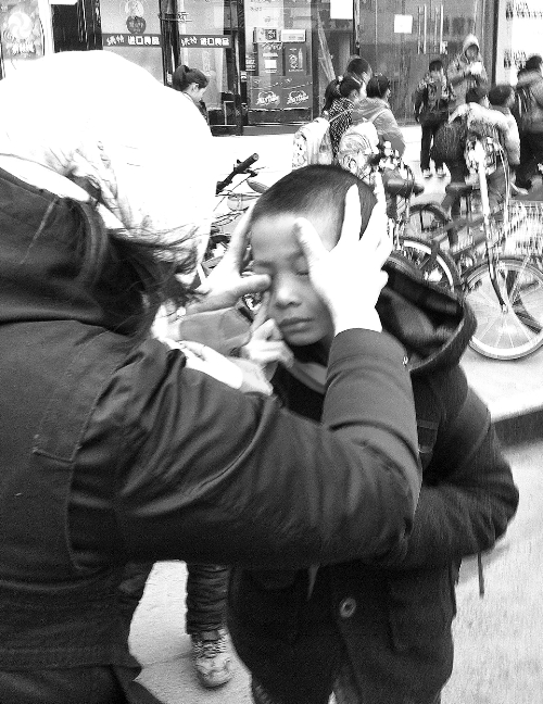 春天風(fēng)沙大，一孩子被風(fēng)沙瞇了眼