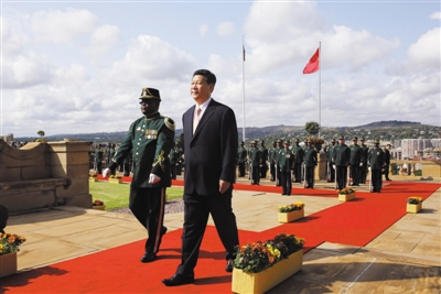 3月26日，南非總統(tǒng)祖馬在比勒陀利亞聯(lián)邦大廈前廣場舉行儀式，歡迎中國國家主席習(xí)近平訪問南非。這是習(xí)近平檢閱儀仗隊。新華社記者 蘭紅光 攝