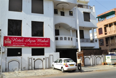 3月19日，印度北部阿格拉，一名英國女游客在旅館住店，有兩人企圖闖入她的房間，因害怕遭到強奸，她從旅