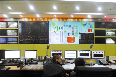 前日，八寶煤業(yè)公司，大家監(jiān)控井內(nèi)狀況。新華社 張楠 攝