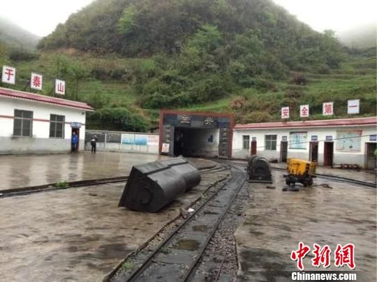 事故發(fā)生于5日晚22時許，事發(fā)時共有41人在井下作業(yè)，其中有32人安全升井，9人被困井下。