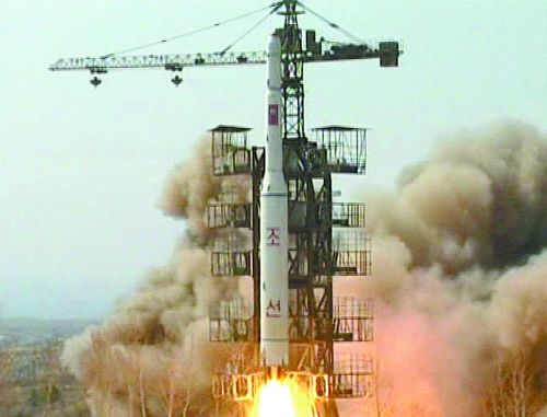 朝鮮KRT電視臺(tái)在2009年4月5日播放的朝鮮在咸鏡北道花臺(tái)郡舞水端里發(fā)射火箭的電視截圖。