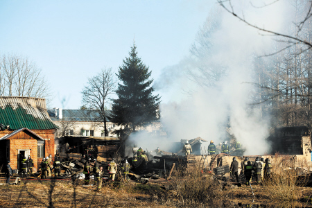 4月26日，俄羅斯救援人員在莫斯科州德米特羅夫區(qū)拉緬斯基村發(fā)生火災(zāi)的精神病院滅火。　　IC供圖