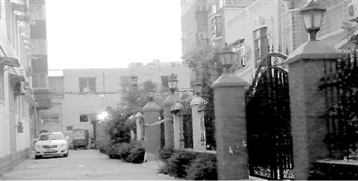 拉警戒線的地方就是高家居住的15號(hào)樓。高天峰居住在榮華小區(qū)一棟復(fù)式二層樓，三戶人家各有獨(dú)院。榮華小區(qū)一名業(yè)主供圖