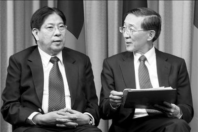 昨天凌晨,菲駐臺(tái)北馬尼拉經(jīng)濟(jì)文化辦事處代表白熙禮(左)與臺(tái)灣外事部門(mén)負(fù)責(zé)人林永樂(lè)在臺(tái)北共同舉行記者會(huì)。圖/CFP