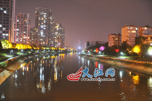 夜幕下的玉帶河，風(fēng)景很好，但是臭氣熏天。