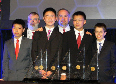 孫嘯秋(右二)與獲得團(tuán)體組冠軍的隊(duì)友任昊淼(前左一)、林浩然(前左二)、Matthew Lipman