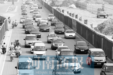 因施工封路，中州大道上的車輛行駛緩慢 王春勝/攝