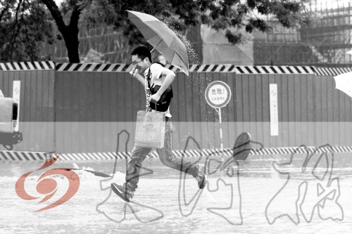 鄭州經(jīng)三路與北環(huán)交叉口處，積水較深，行人們不得不“練輕功”。 記者 白周峰 攝影