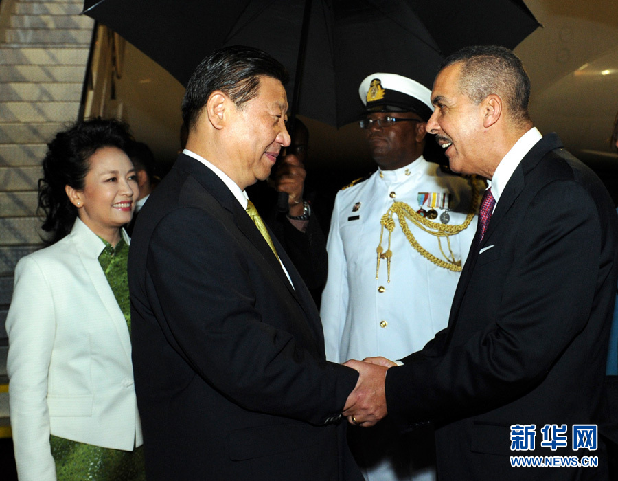 特立尼達(dá)和多巴哥總統(tǒng)卡莫納夫婦、總理比塞薩爾等到機場迎接習(xí)近平和夫人彭麗媛。饒愛民 攝