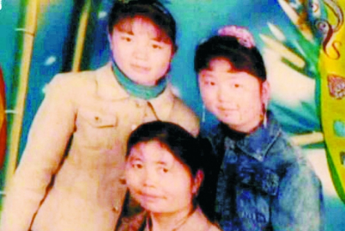 兩個(gè)女兒已長(zhǎng)大成人,妻子也已歸來(lái),這個(gè)分離12年的家庭,離幸福越來(lái)越近(翻拍)。