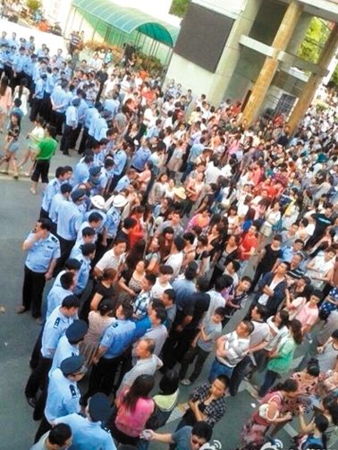 　考生家長(zhǎng)圍堵在考點(diǎn)門口。 網(wǎng)絡(luò)截圖