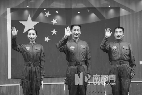 神舟十號(hào)航天員王亞平(左)、聶海勝(中)、張曉光(右)。 新華社發(fā)