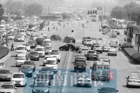 花園路封道施工，通行不暢 王春勝/攝