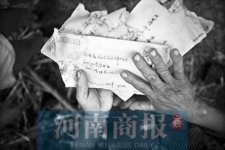 兒子寫(xiě)來(lái)的每一封信，母親都小心翼翼地保管著