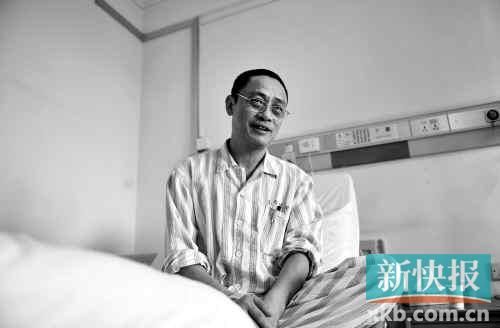 在病床上,趙海濱看起來比原先照片里消瘦了很多,雖然戴著一副近視眼鏡,卻掩飾不住鏡框后面發(fā)黑的眼圈。新快報記者孫毅/攝