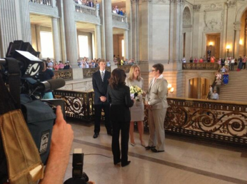 同性伴侶斯蒂爾和克里斯汀在舊金山市政廳舉行婚禮，這是自2008年加州8號提案通過以來，加州的首場同性婚禮。