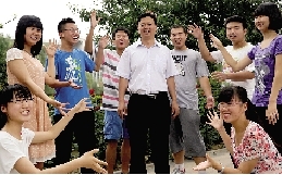 同學(xué)們用手臂連成光環(huán)，把班主任老師圍起來(lái)，表達(dá)對(duì)他的敬意和謝意。