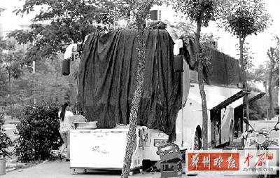 這就是涉嫌占道經營的無證“巴士餐廳” 這就是涉嫌占道經營的無證“巴士餐廳”