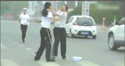 兩名“女交警”馬路中央廝打。圖/東方IC
