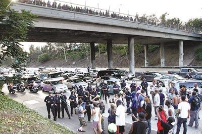 地點(diǎn):美國(guó)洛杉磯。大批警察和示威者正在對(duì)峙 地點(diǎn):美國(guó)洛杉磯。大批警察和示威者正在對(duì)峙