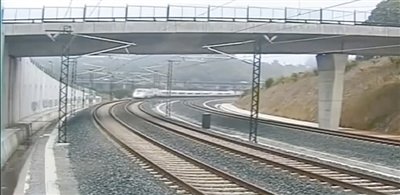 時速190公里的列車通過一個限速80公里的急轉(zhuǎn)彎。