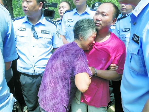 潛逃23年，歸案之時再見父母，最不能承受的究竟是誰？